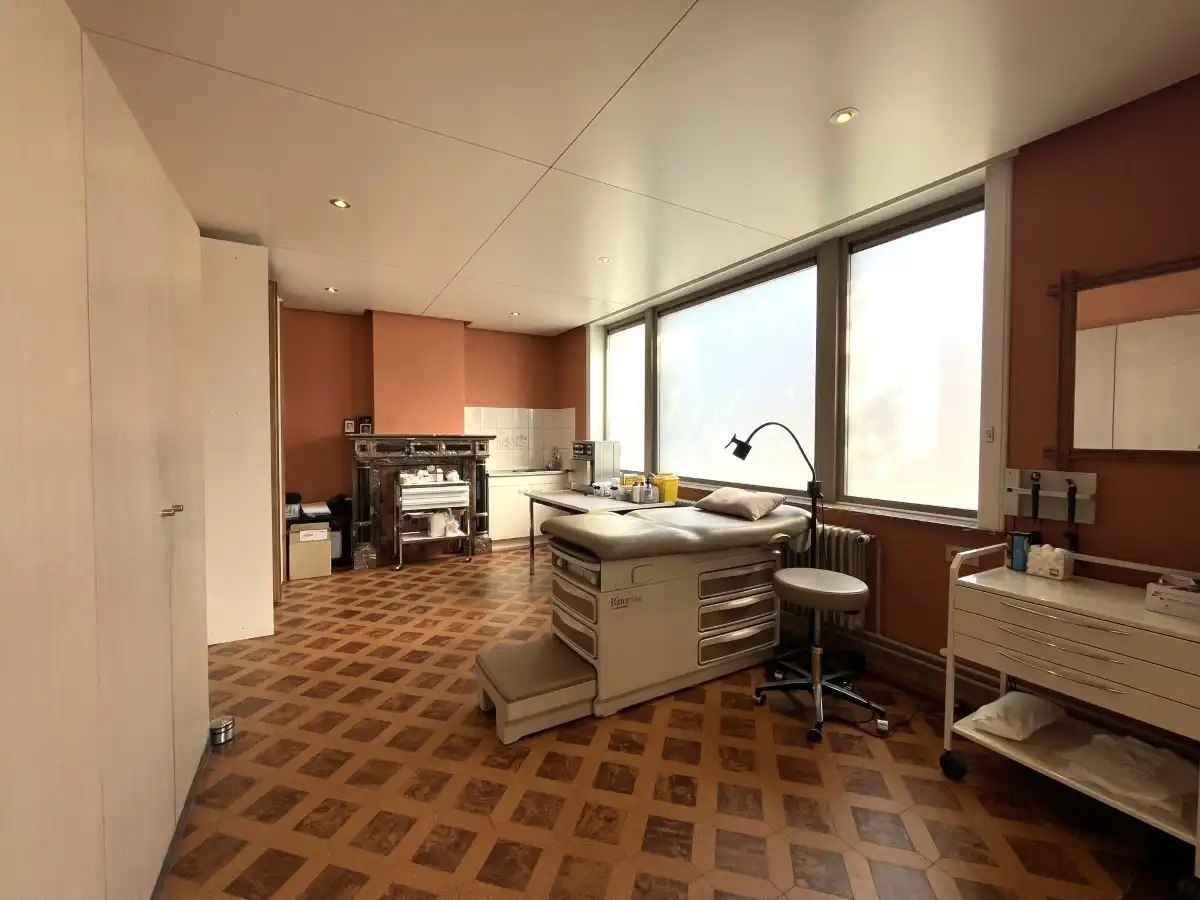 Langemark-Poelkapelle – Ruime hoekwoning met praktijkruimte en 3 garages foto 5