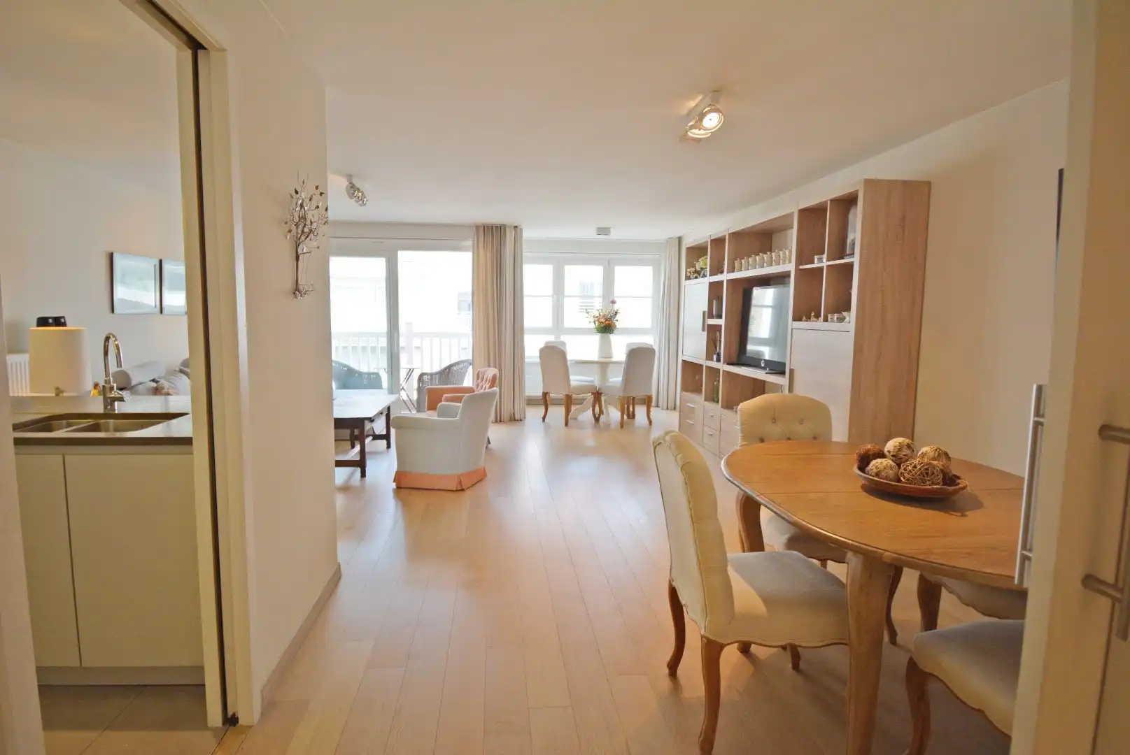 Ruim recent appartement met terras op centrale gegeerde ligging in het Zoute (Dumortierlaan) foto 5