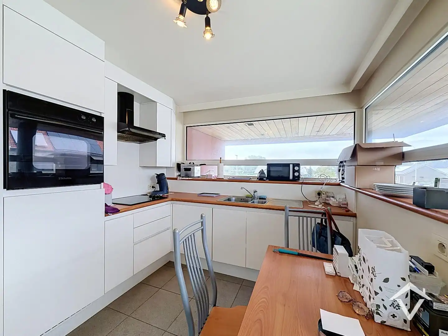 Instapklaar appartement met 2 slaapkamers, 2 terrassen, garage en tuin te Roeselare. foto 8