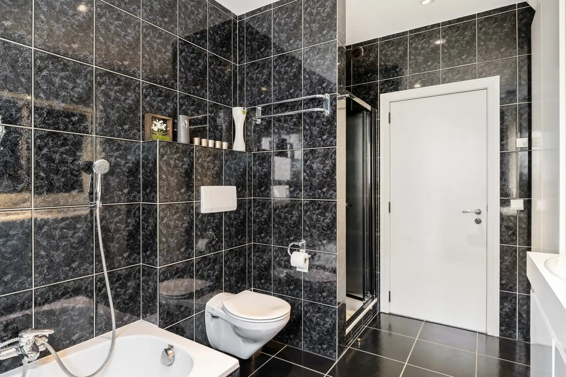 Ruime en lichtrijke villa in rustige, groene omgeving foto 23