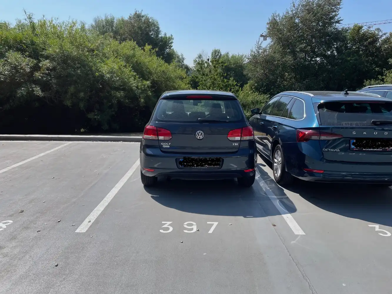 Dit betreft een buiten staanplaats. Dichtbij de baan naar Zeebrugge en Brugge. De parking wordt afgesloten door middel van een parking hefboom foto {{pictureIndex}}