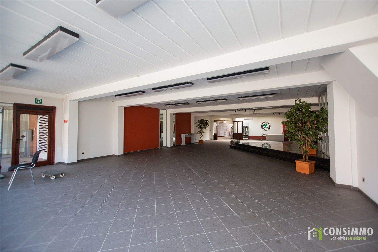 Ruim handelspand met kantoor/showroom in Lanaken-Veldwezelt! foto 6