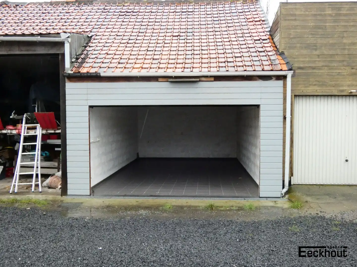 Loodsruimte verdeeld in 3 afgesloten garageboxen foto 8