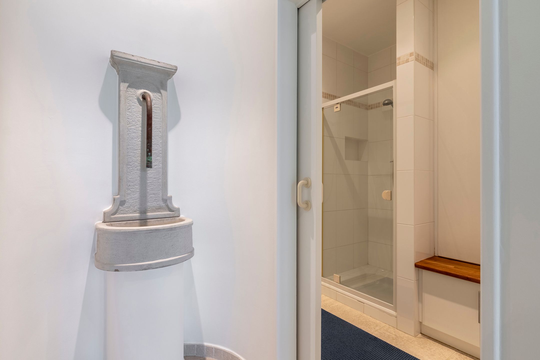 Stijlvol gelijkvloers appartement met binnenterras, tuin en binnenzwembad met wellness. foto 33
