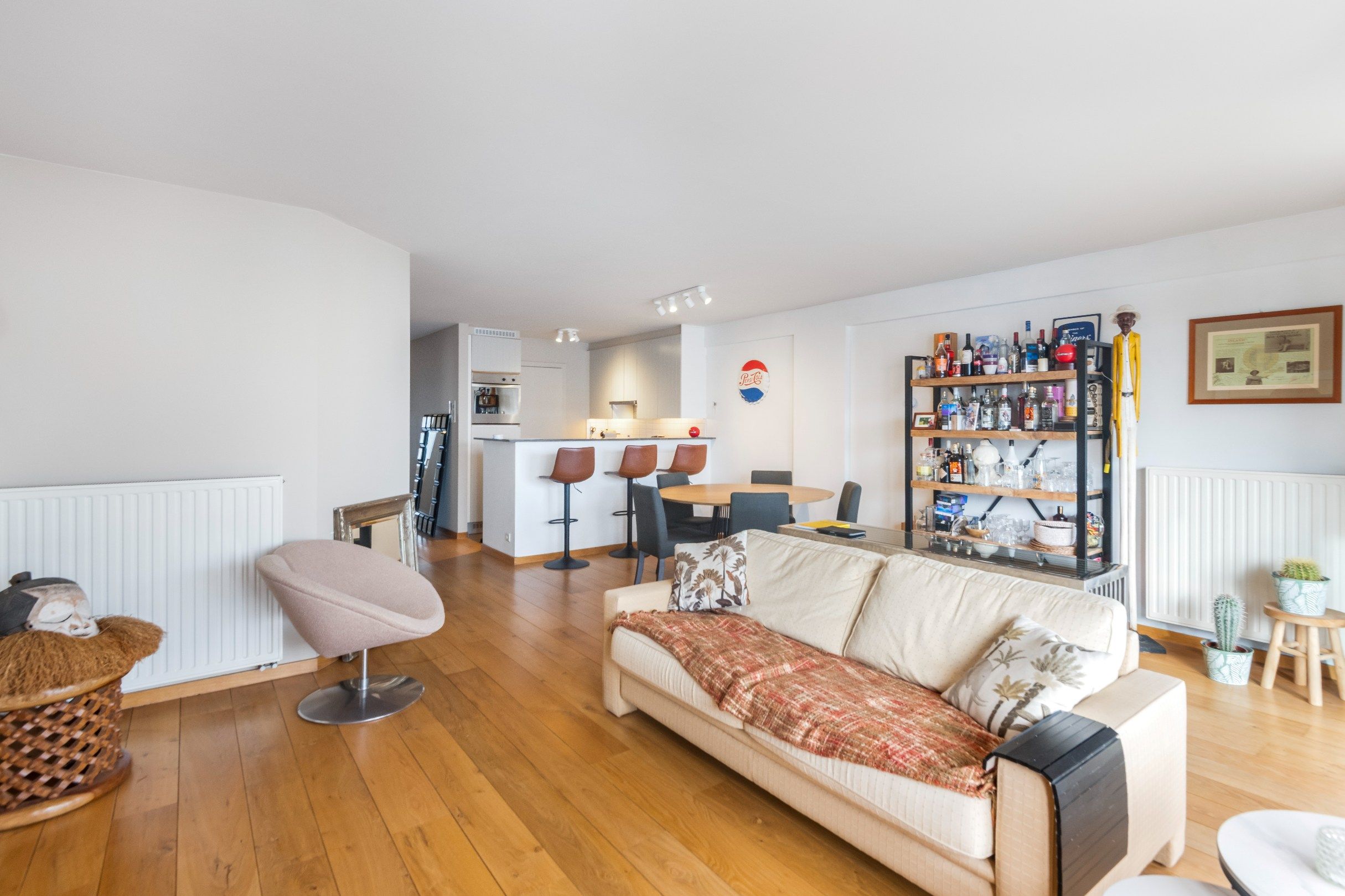 Recent en modern appartement met 2 slpk. gelegen op de belangrijkste winkelstraat van Knokke op wandelafstand van de zeedijk.  foto 2