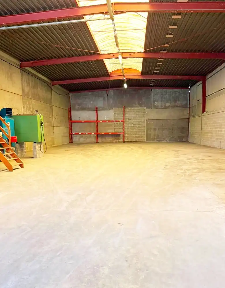 Magazijn met bureelruimtes en ruime parking te huur op toplocatie in Ninove PAMELSTRAAT OOST foto 4