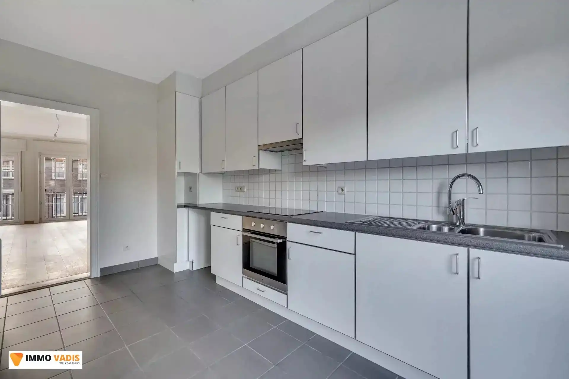 Karaktervolle herenwoning met vier slaapkamers, inpandige garage en tuin foto 9