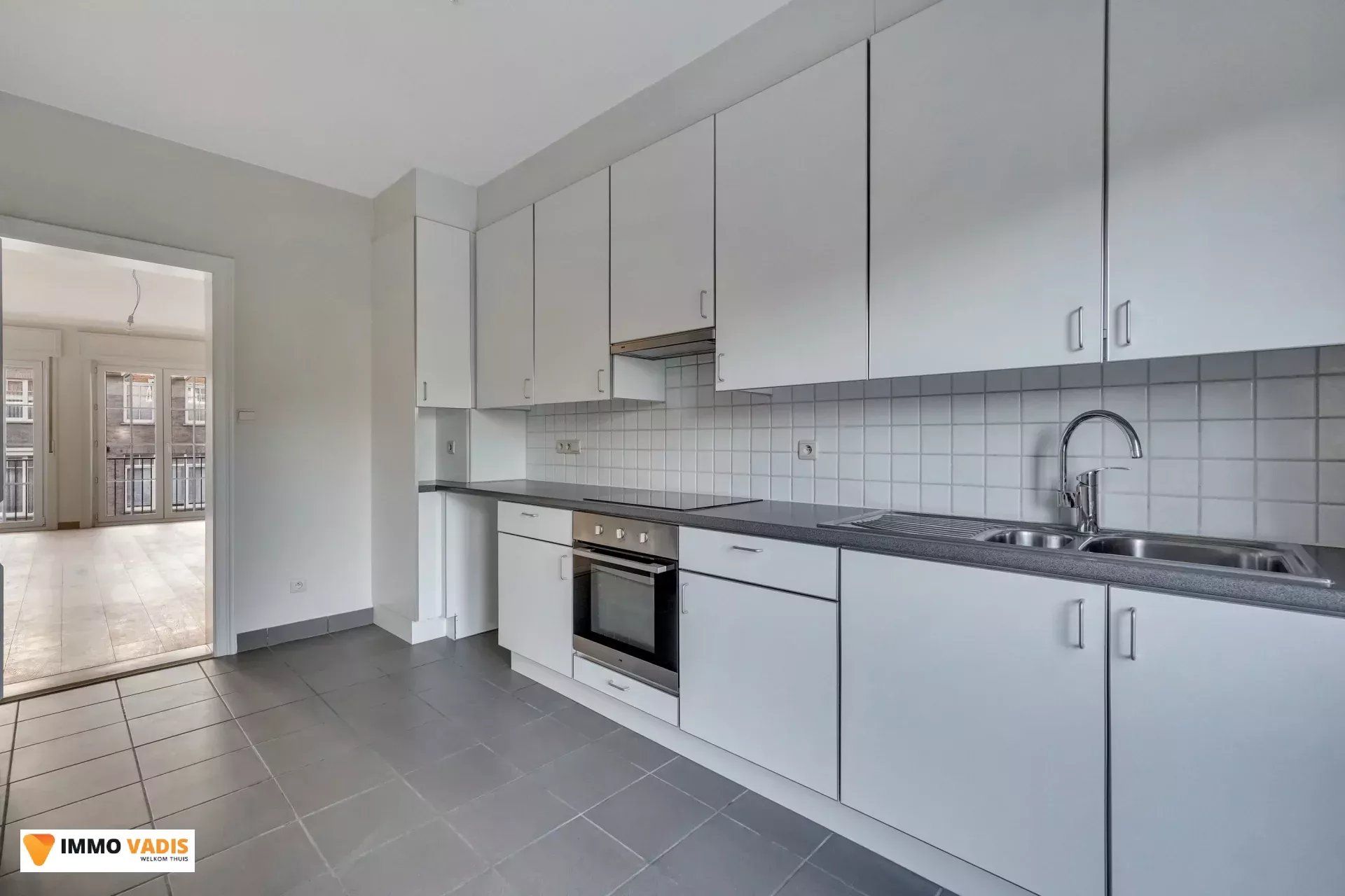 Karaktervolle herenwoning met vier slaapkamers, inpandige garage en tuin foto 9