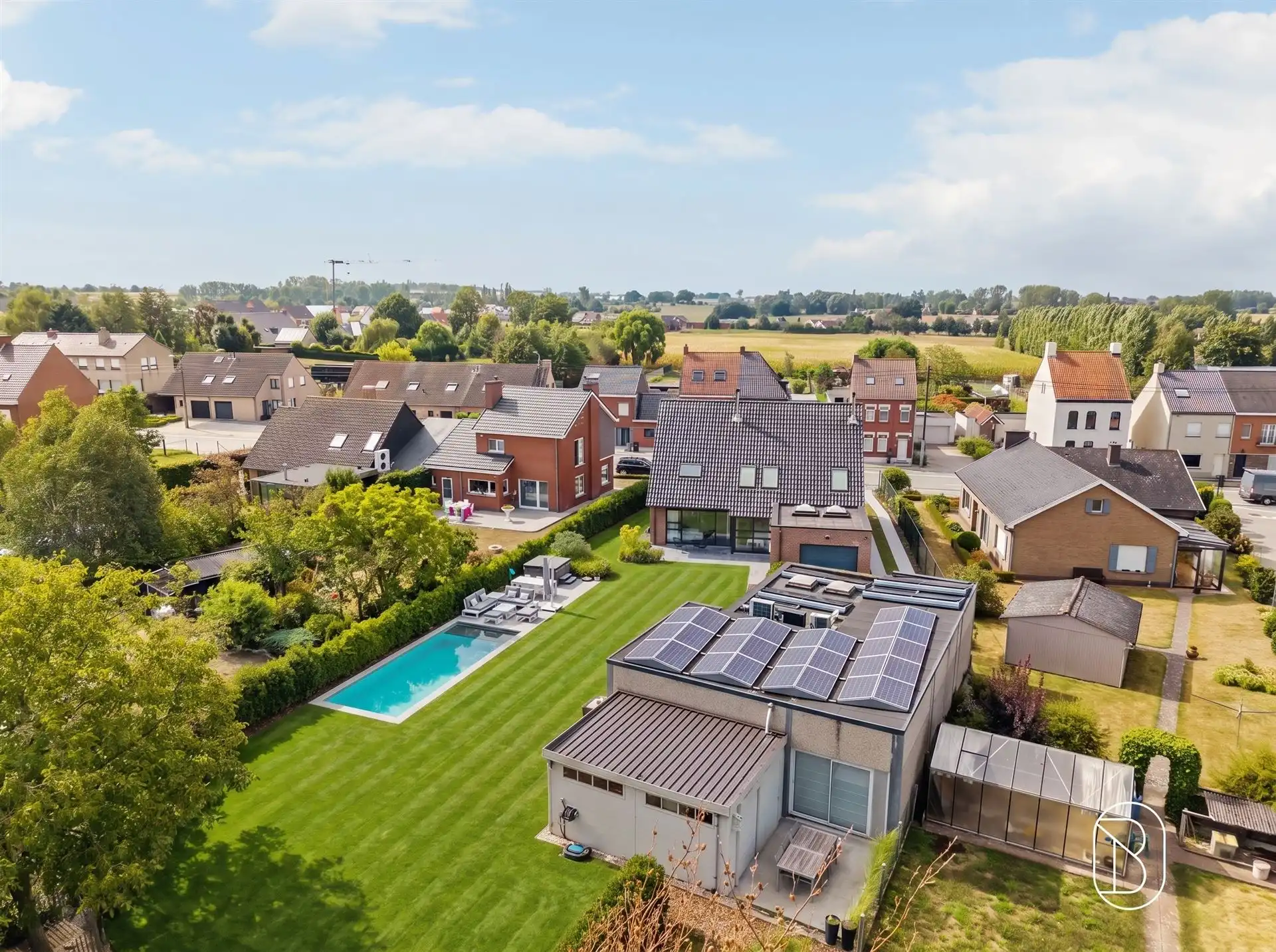 Instapklare woning met zwembad en bijgebouw foto 9