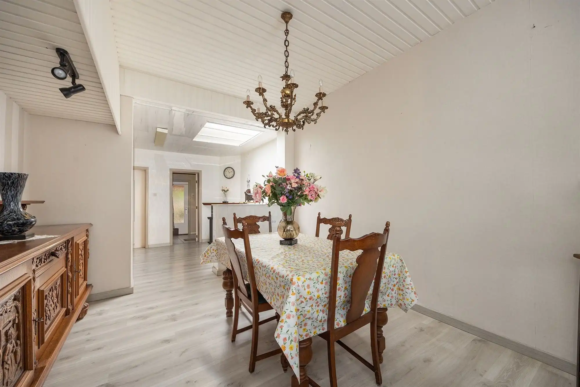 Gezinswoning met drie slaapkamers, tuin en garage foto 2