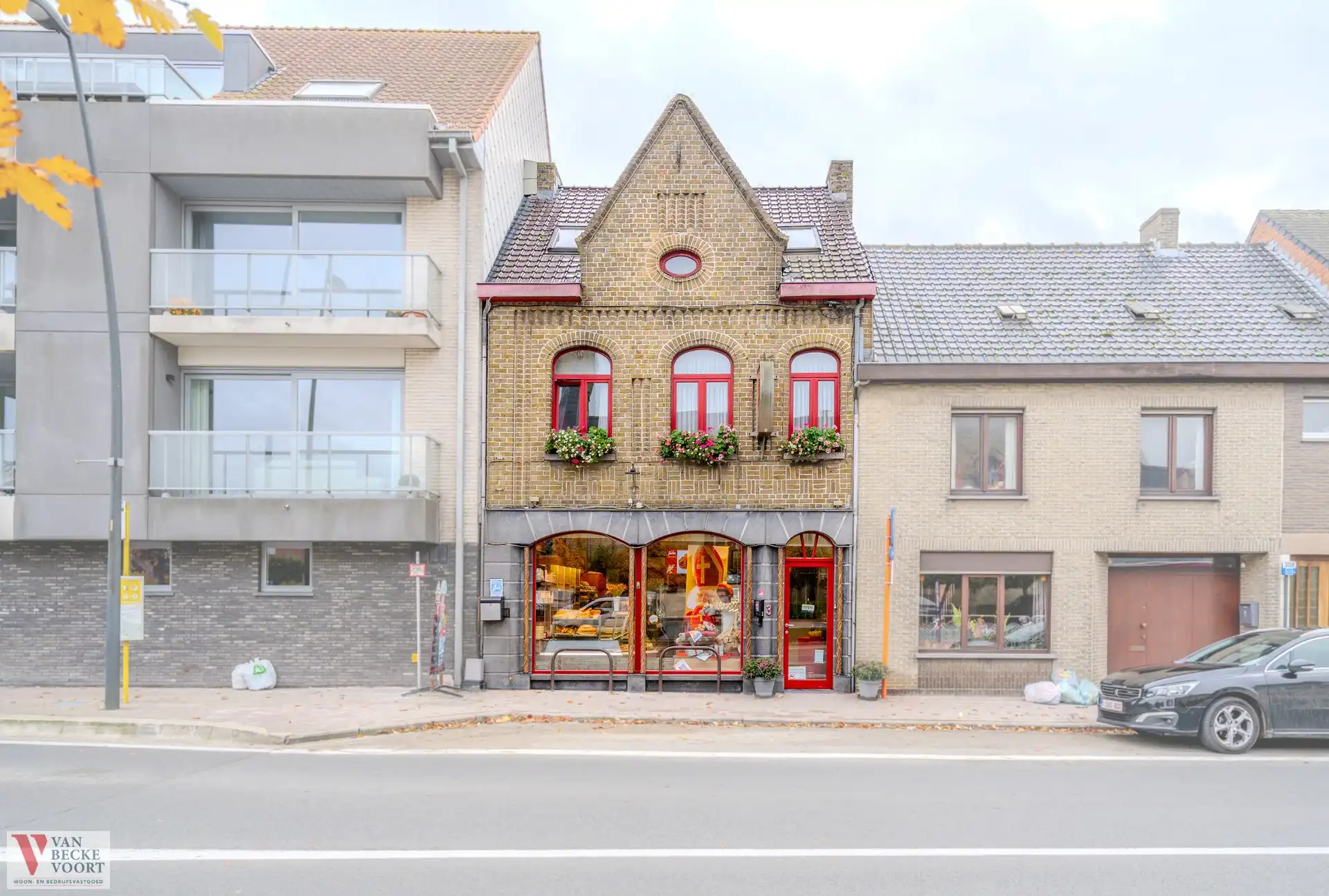 Handelshuis met woonst foto {{pictureIndex}}