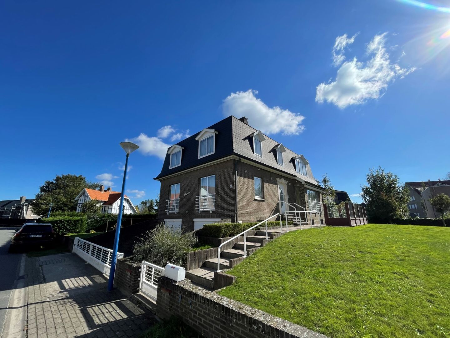 Hoofdfoto van de publicatie: Centraal gelegen villa met grote tuin.