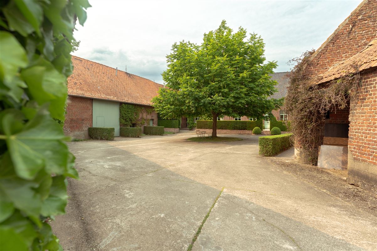 Charmante hoeve met loods en idyllische tuin te koop in Zwevegem foto 22