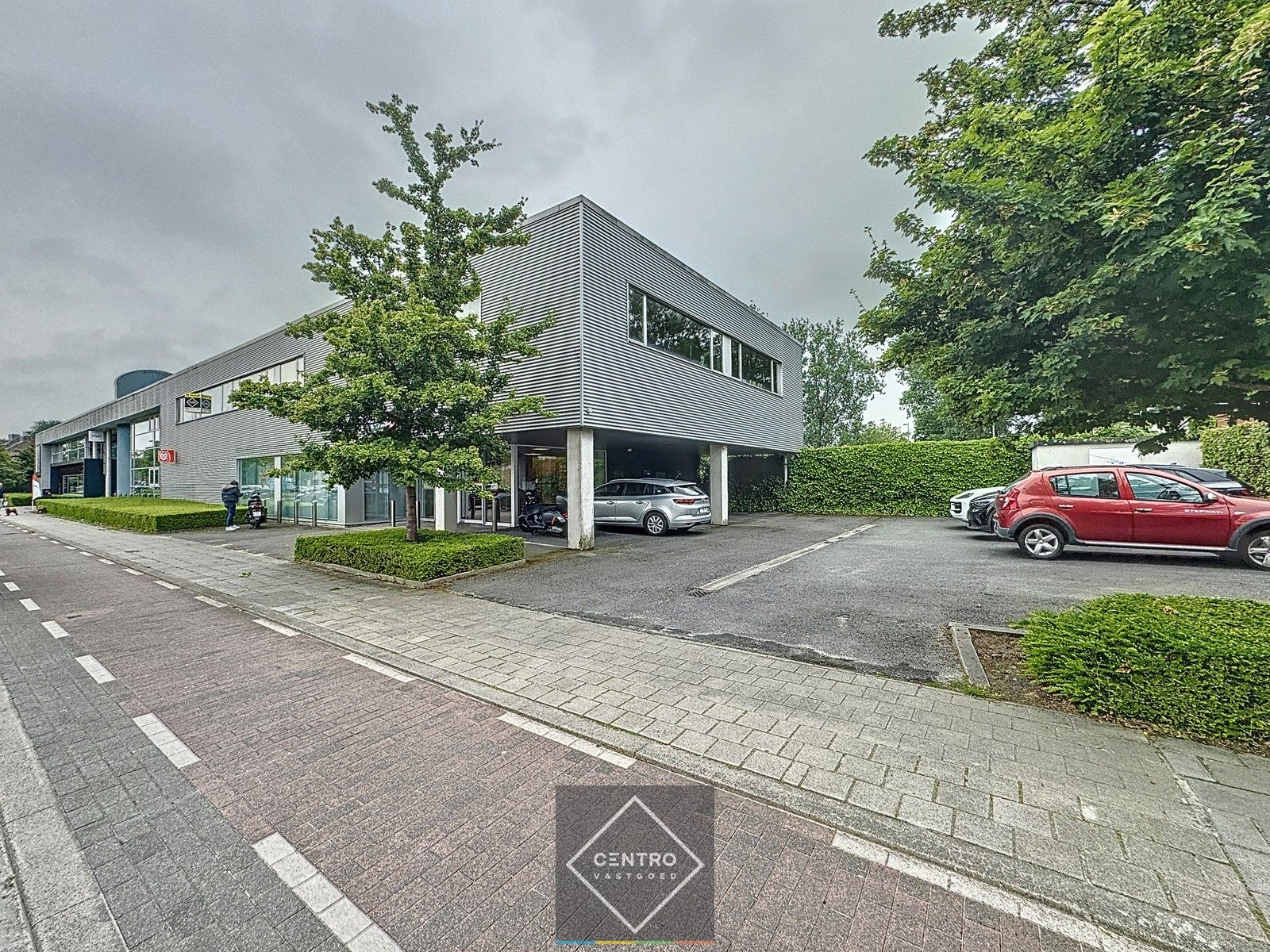 Instapklare KANTOORRUIMTEN (430m2) met 10 private parkeerplaatsen, langs een drukke invalsweg van Brugge! Nog ruime parkeergelegenheid langs de openbare weg. foto 13