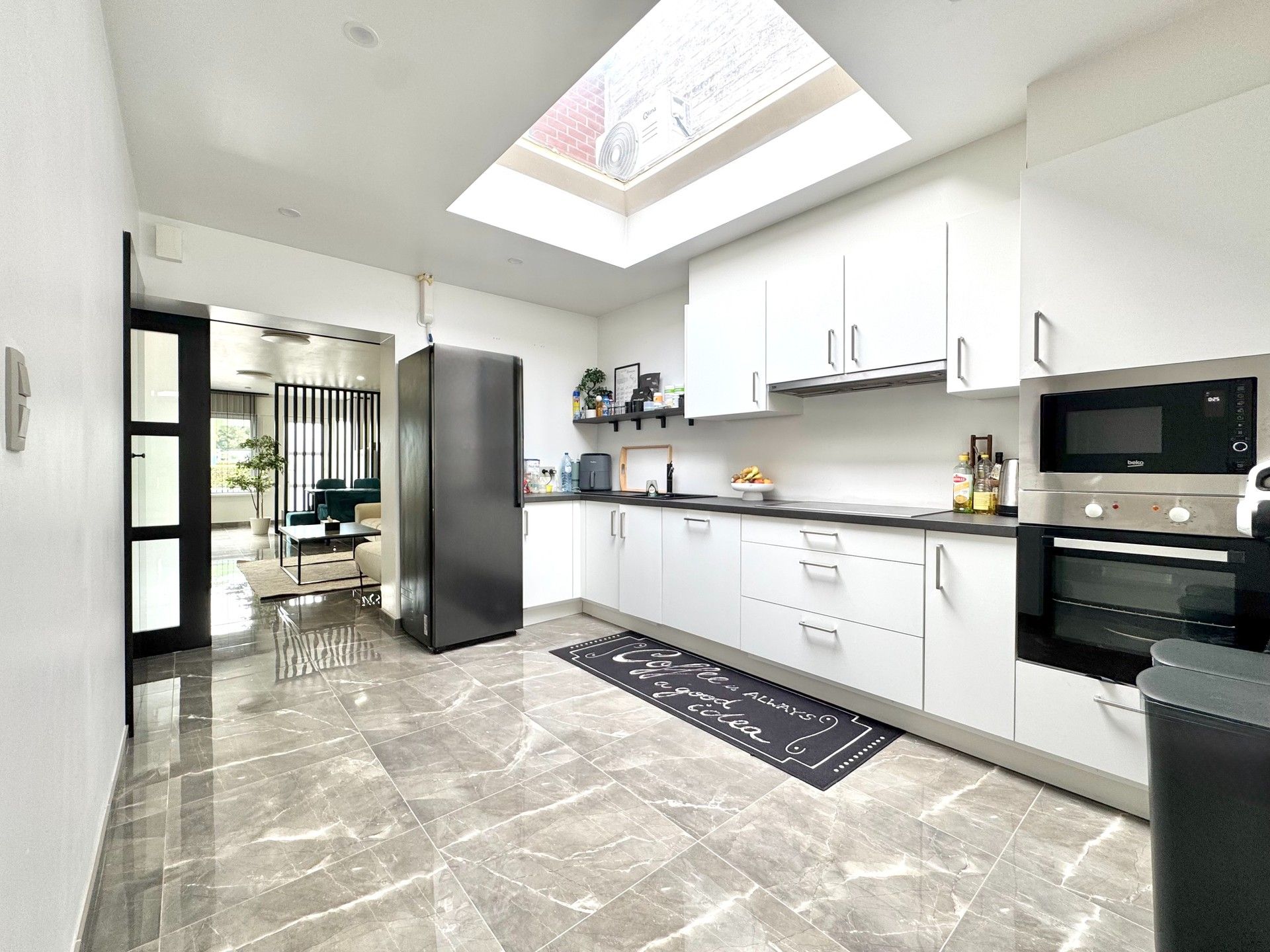 INSTAPKLARE WONING MET TUIN & GARAGE EN UITWEG foto {{pictureIndex}}