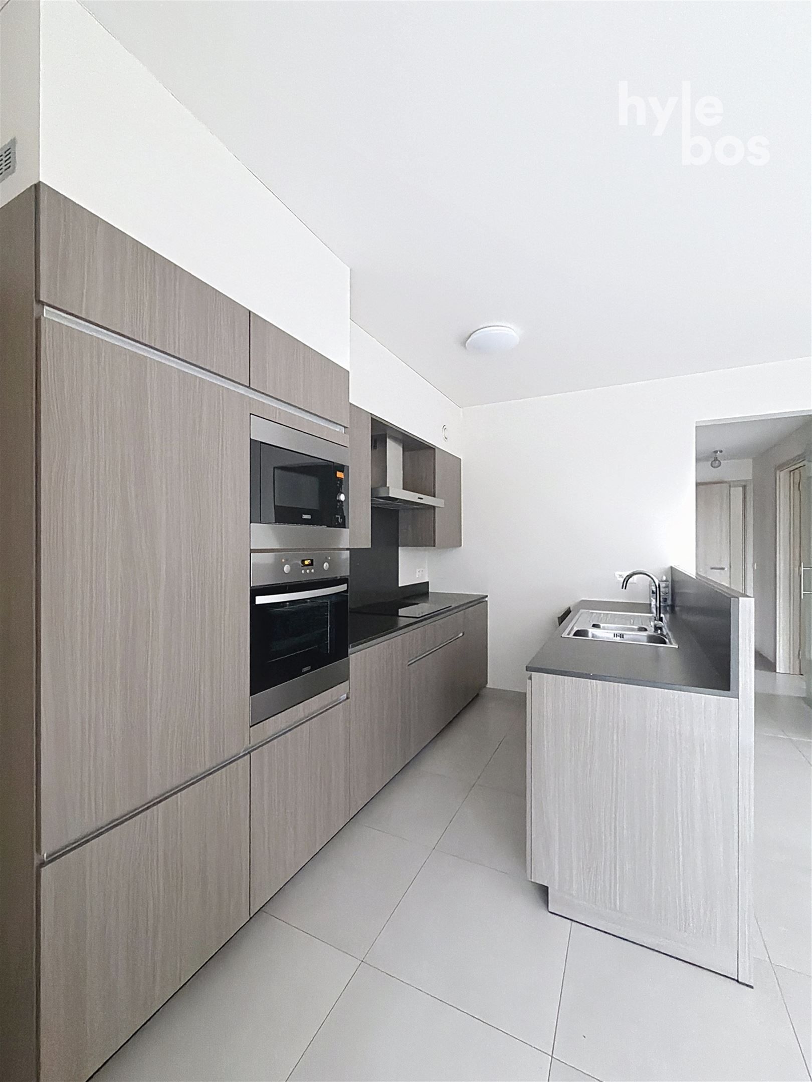 Instapklaar 2 slaapkamer appartement met garage foto 5