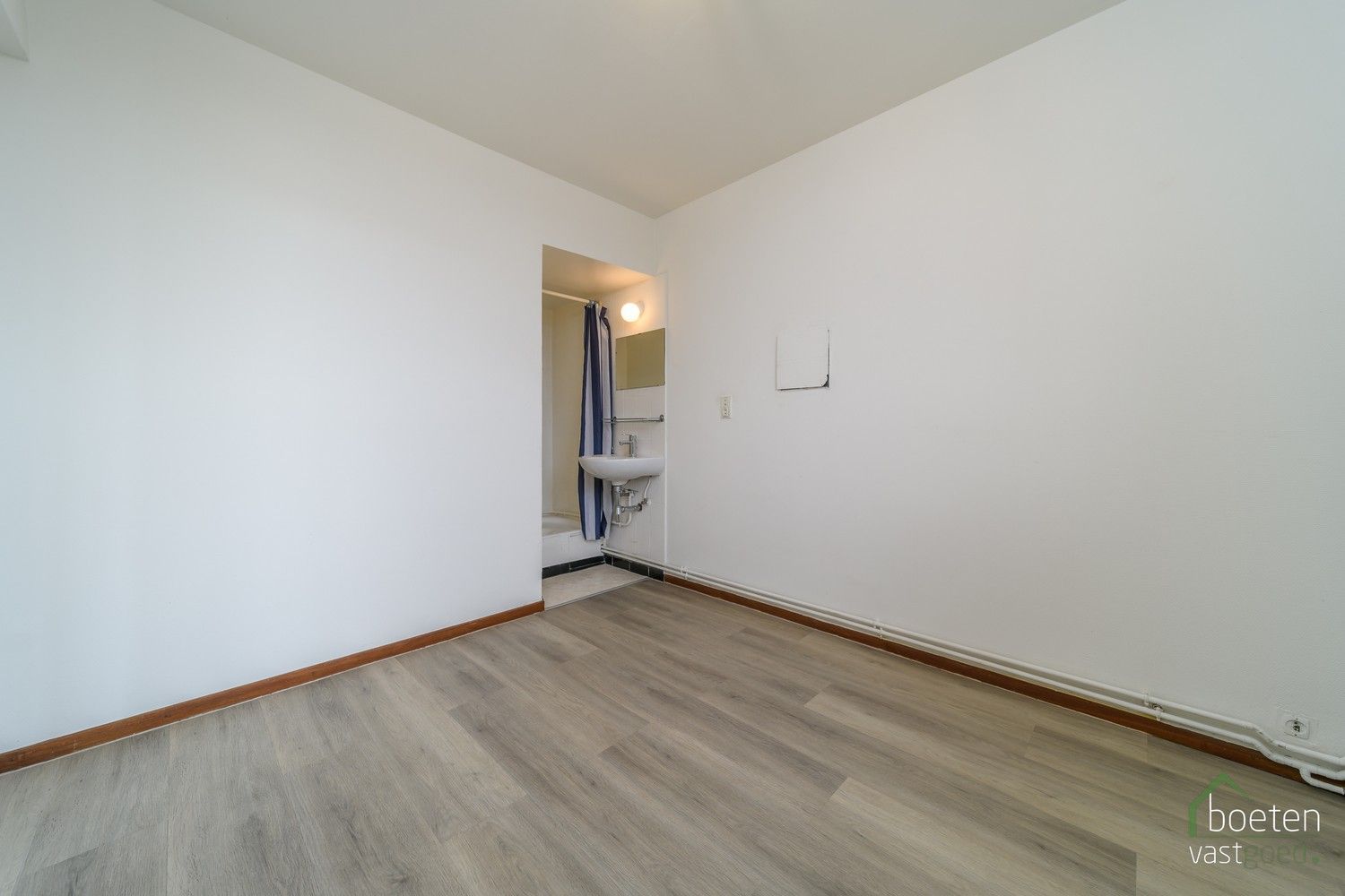 IEPER: Interessant 1 slaapkamer-appartement (4de verdiep) met alle basiscomfort op rustige doch vrij centrale ligging. foto 9