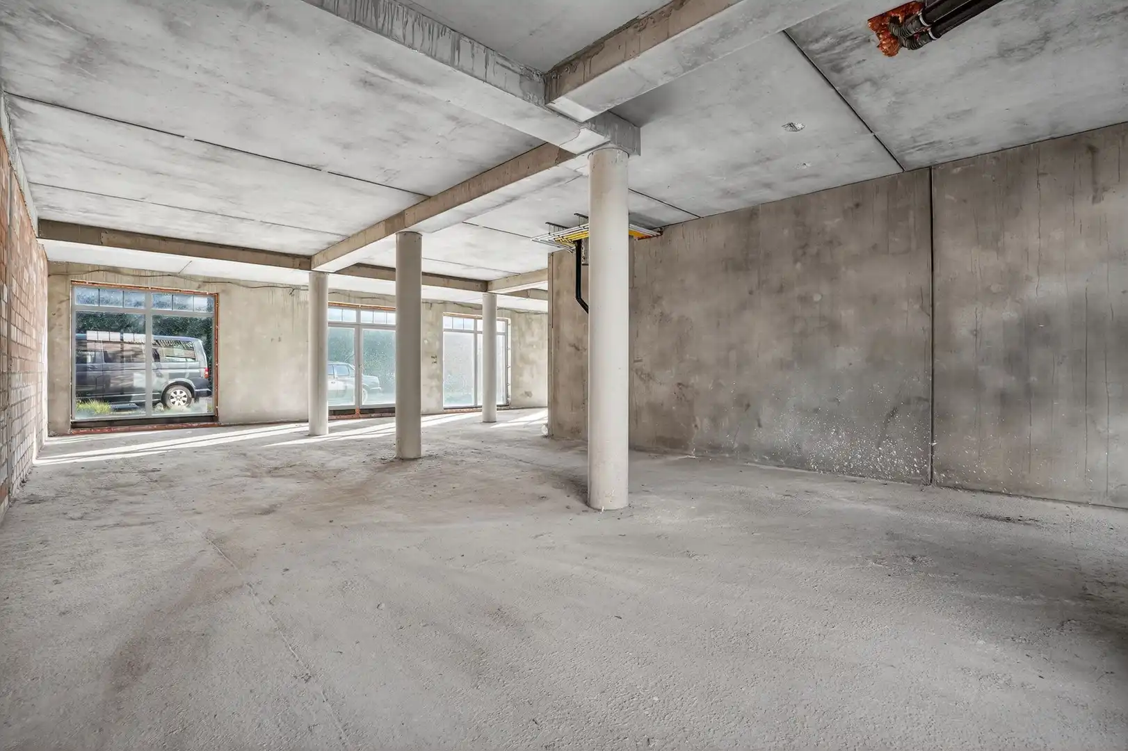 Casco handelsruimte met garage in het centrum van Oostrozebeke! foto 5