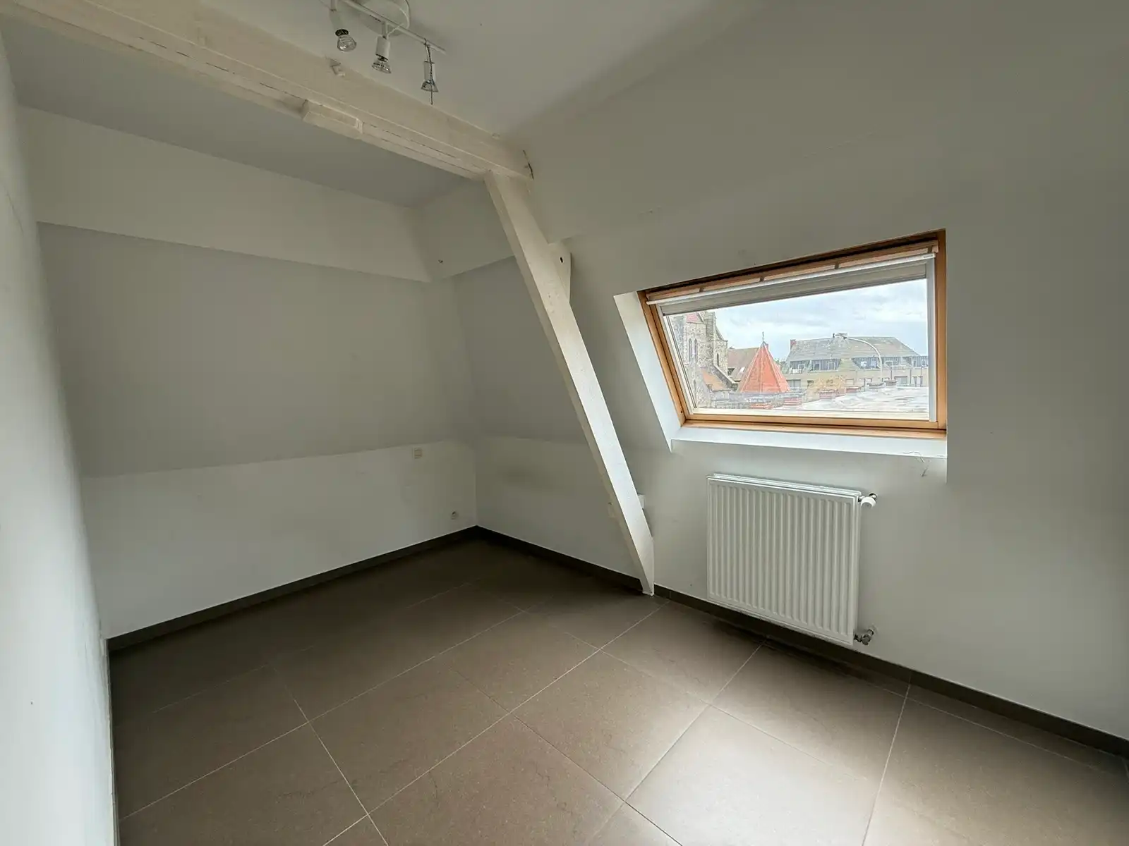 Ruim en lichtrijk duplex appartement op de eerste en tweede verdieping met groot terras in het centrum van Tielt. foto 9