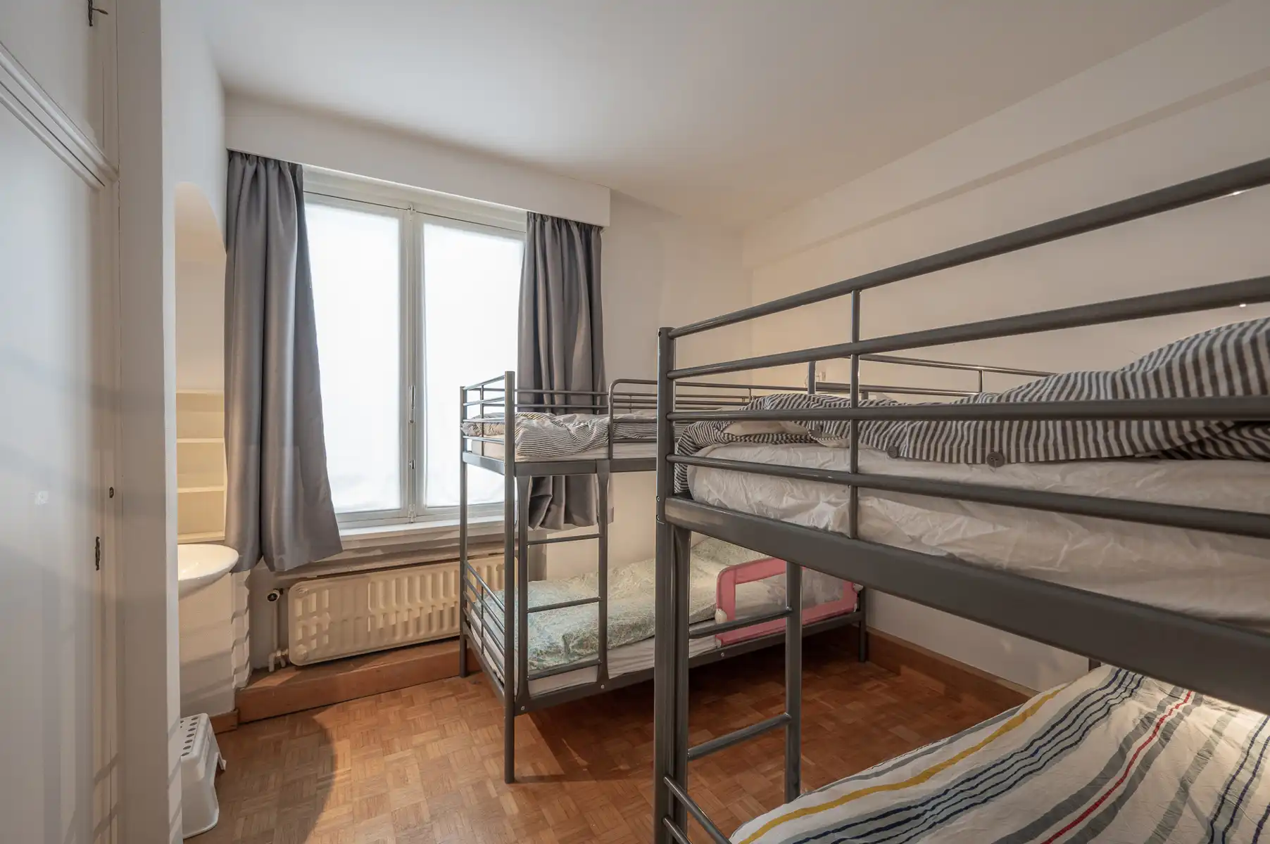 Mooi ongemeubeld appartement met frontaal zeezicht  foto 11