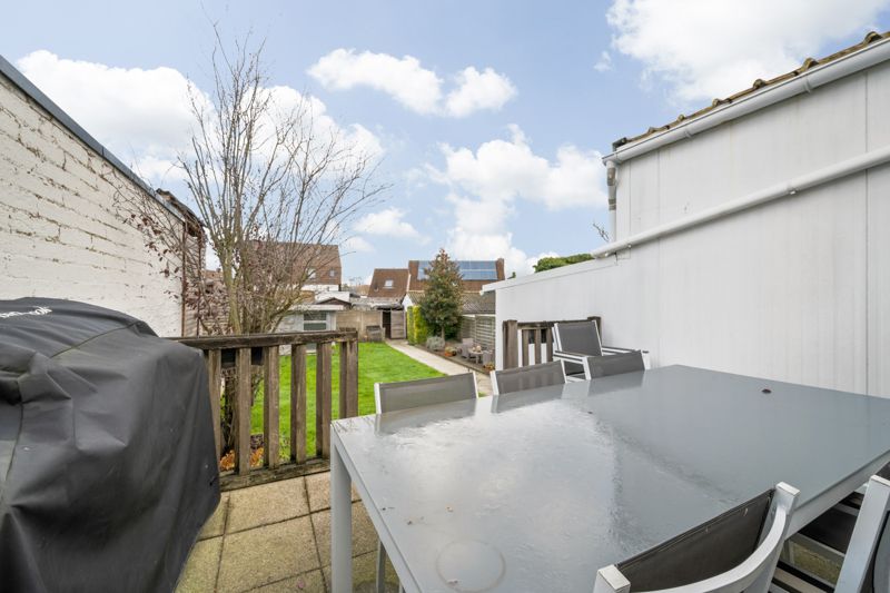 Lauwe-Centrum. Uitstekende gelegen handelseigendom : wonen en werken met 4 slaapkamers met tuin en aparte ingang garagegebouw en parking. POLYVALENTE EIGENDOM MET POTENTIEEL ! foto 8