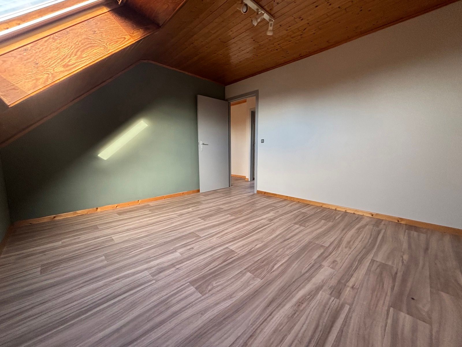 Ruim en lichtrijk dakappartement te huur in hartje Deinze foto 10