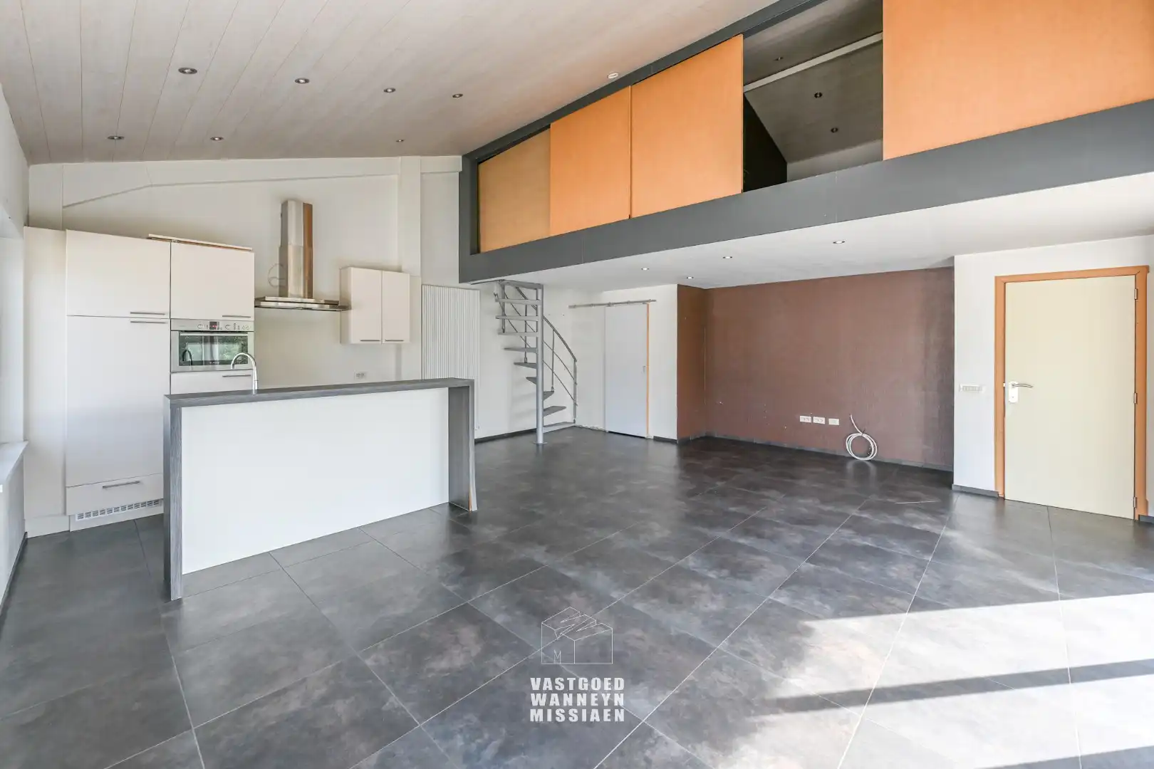 Loods met laadkade, geïntegreerd kantoor en conciërgewoning op 1124 m² foto 20