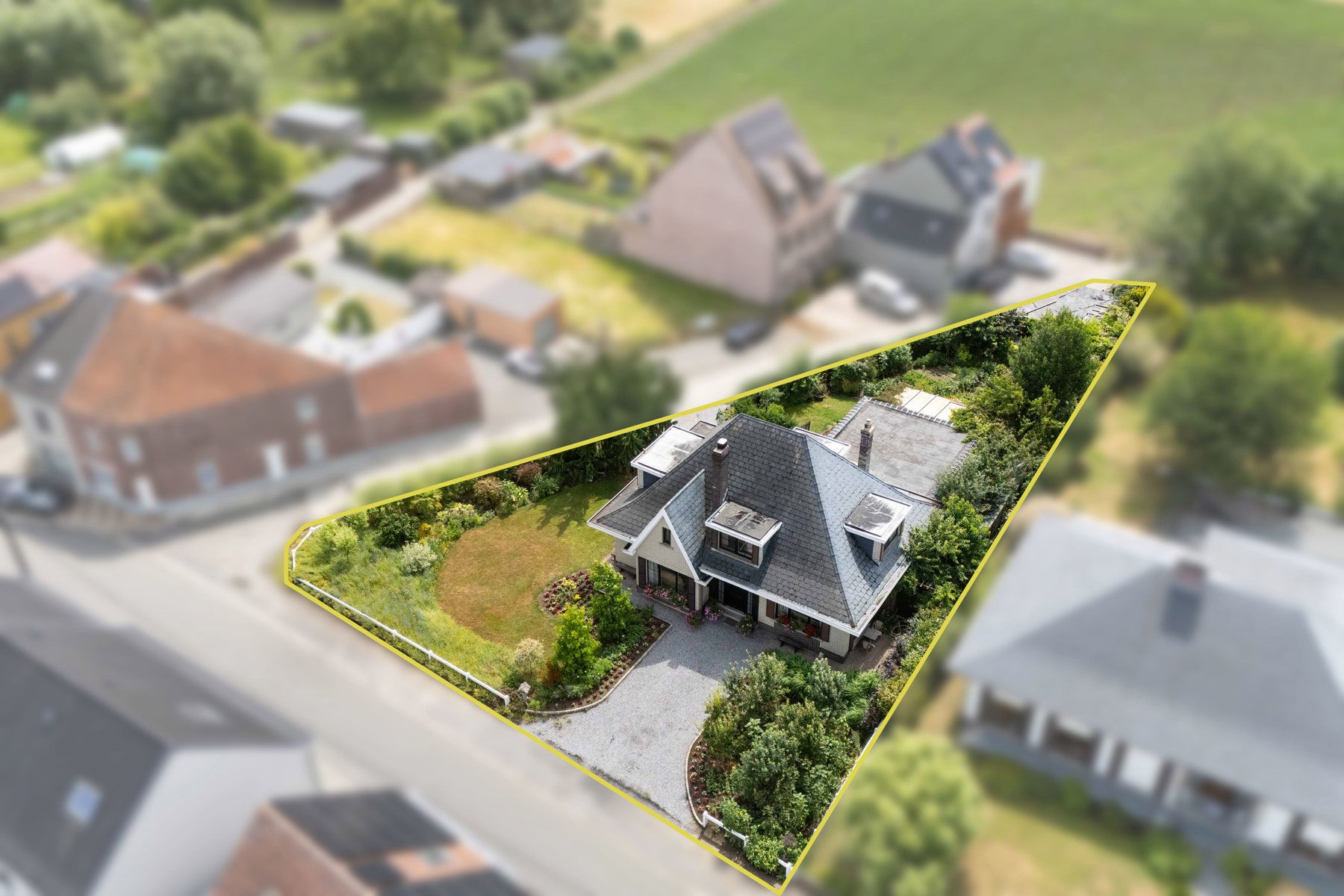 Aangename woning met 4slpk, tuin + garage  foto 2