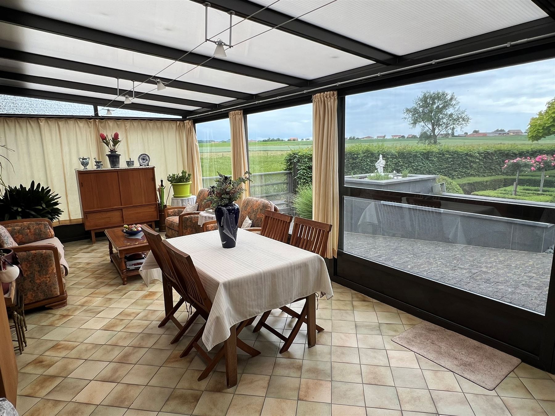 Comfortabele woning met een prachtige tuin en praktische bijgebouwen foto 8