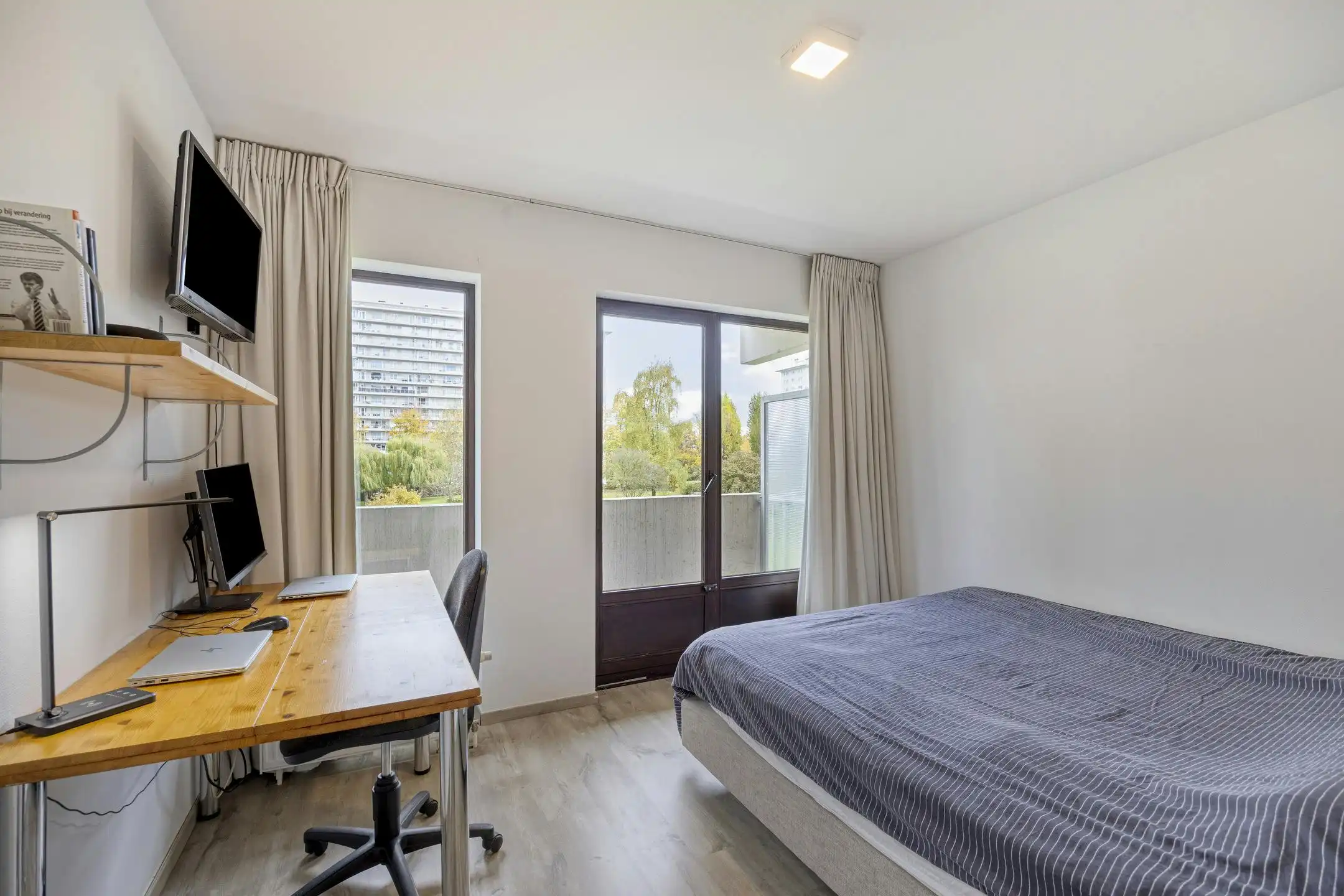 Moderne duplex met 2 slaapkamers omringd door groen in Laken foto 14