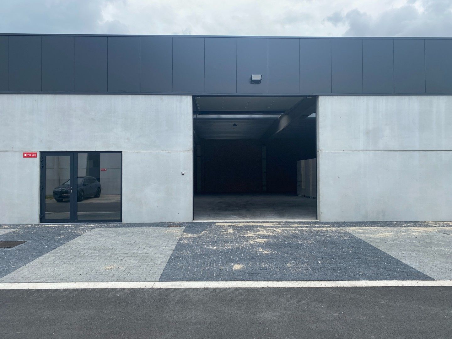 Loods te huur van 337m² gelegen in bedrijvenpark Melkerij in Evergem-Sleidinge foto {{pictureIndex}}