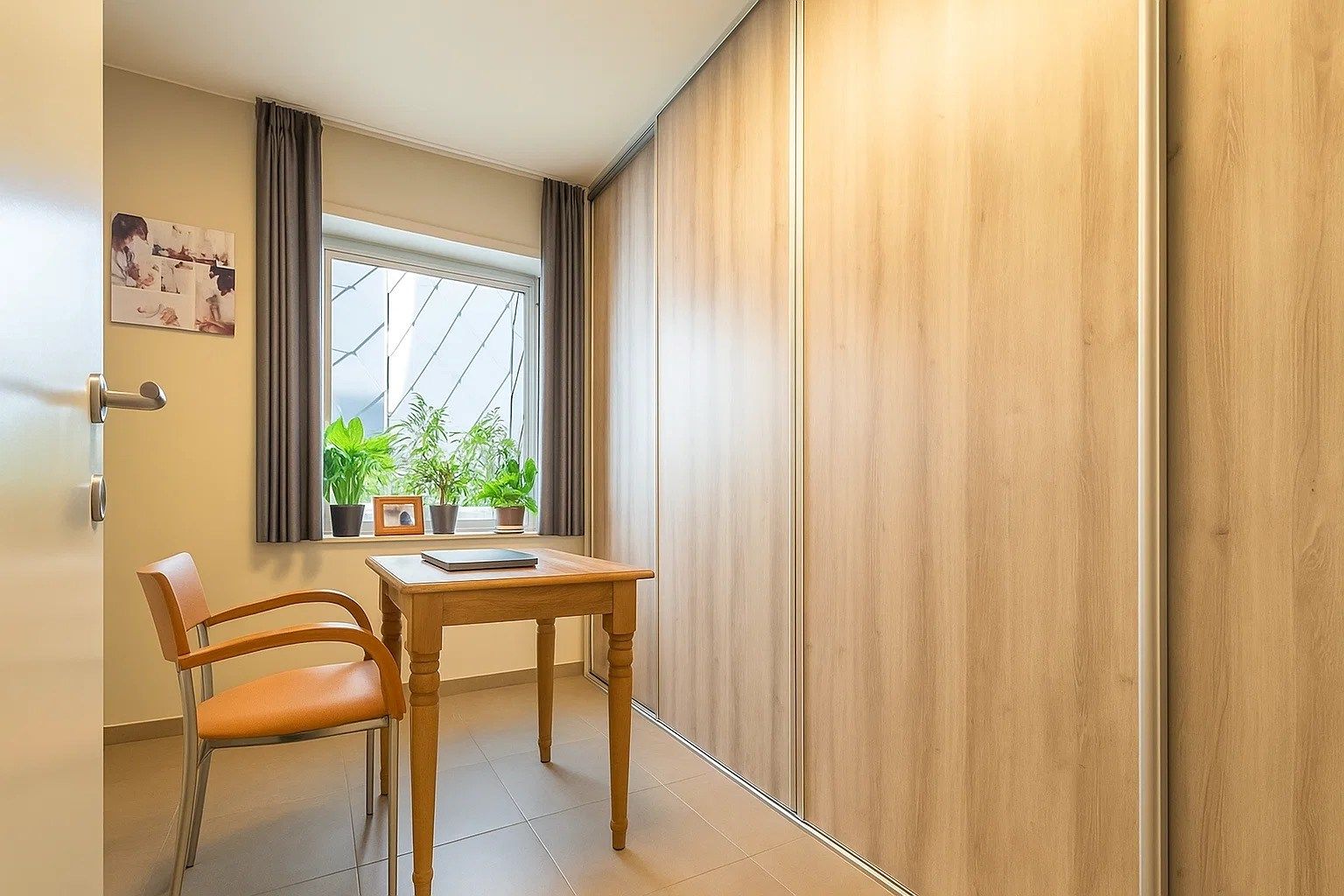 TOPLOCATIE | INSTAPKLAAR APPARTEMENT (BJ 2005) MET 2 SLPKS foto 7