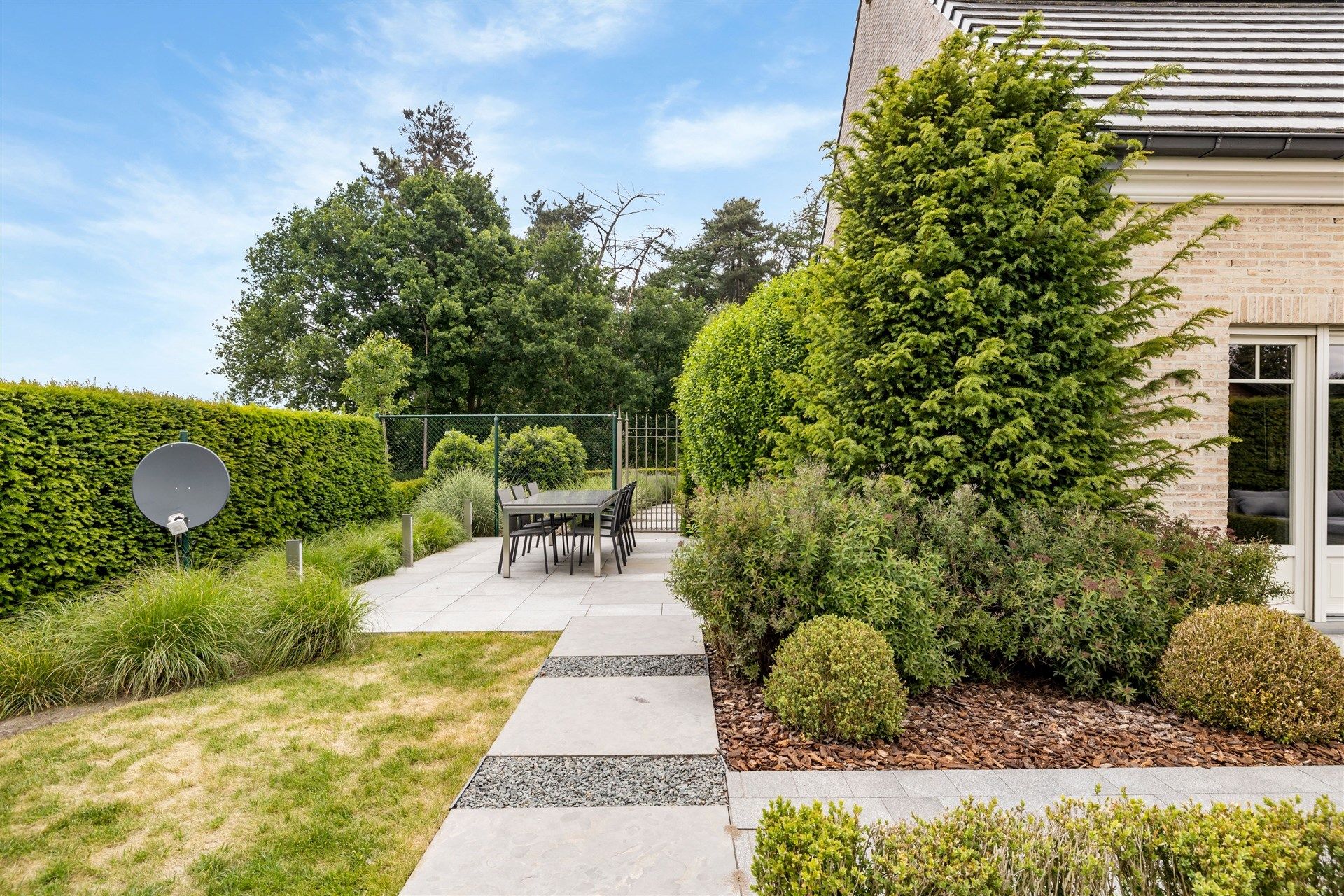 Ruim opgezette gezinswoning met mooi aangelegde tuin en dubbele garage op een uitmuntende locatie foto 30