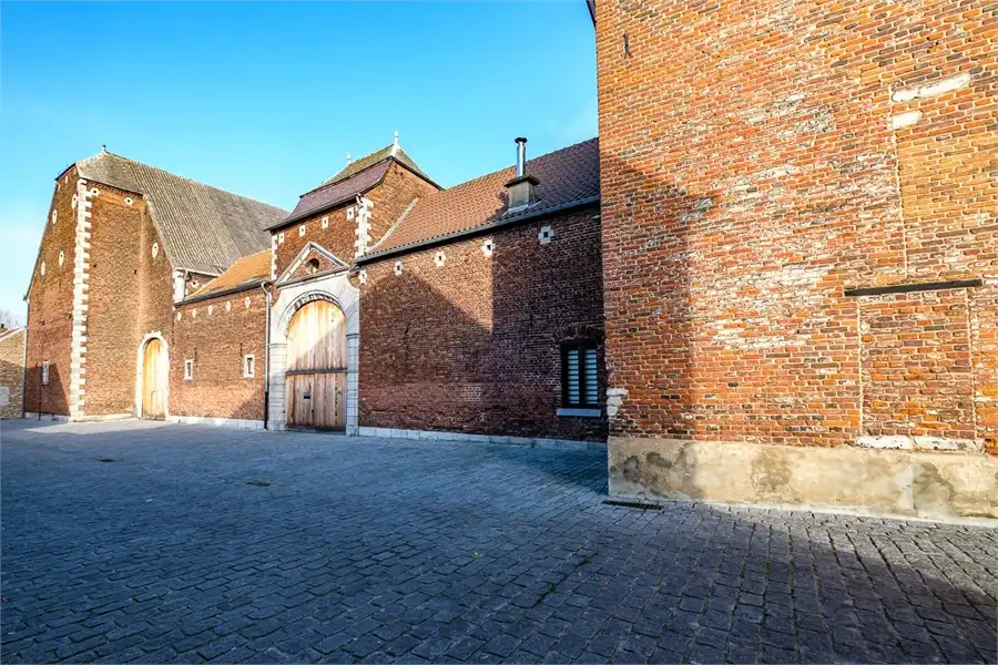 PRACHTIGE GERENOVEERDE HOEVE MET 2 WOONGELEGENHEDEN OP TOPLOCATIE foto {{pictureIndex}}