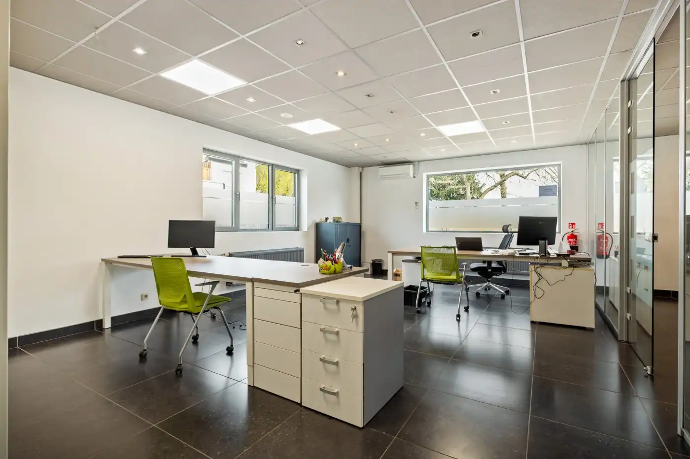 Ruime, volledig ingerichte kantoorruimte van 200 m² in hartje Stabroek foto {{pictureIndex}}