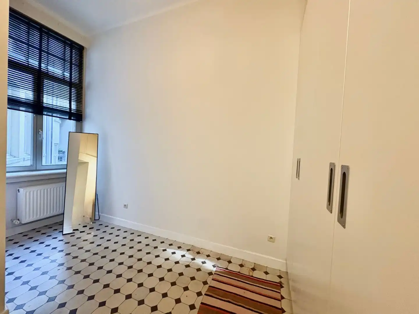 Stijlvol GEMEUBELD 2-slpk app op wandelafstand van Centraal Station foto 14