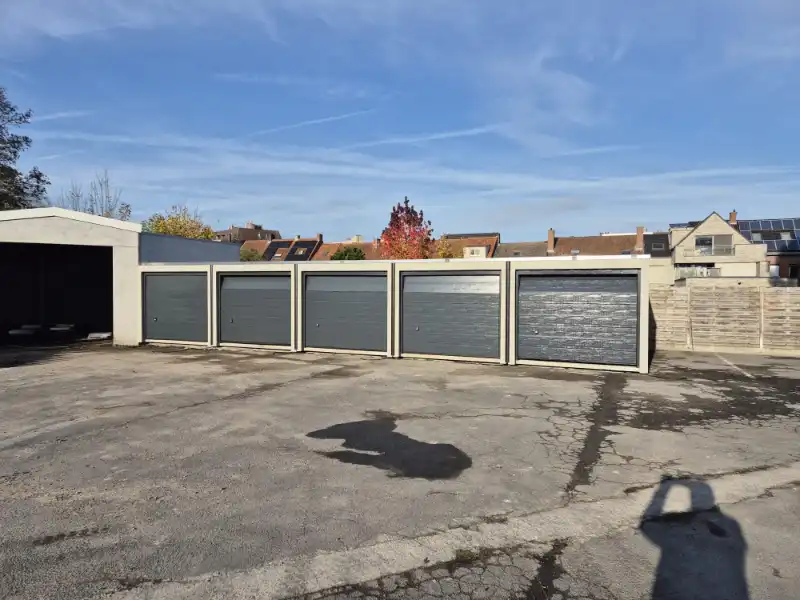 Roeselare. Op uitstekende ligging net buiten het centrum kan u deze recente garage terugvinden. NR 3.&nbsp; Op afgesloten terrein met poort. foto {{pictureIndex}}