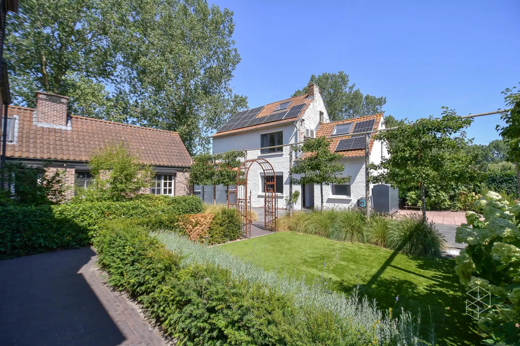 Landhuis met zwembad, bijgebouw en weide op 10&nbsp;570 m² foto 4