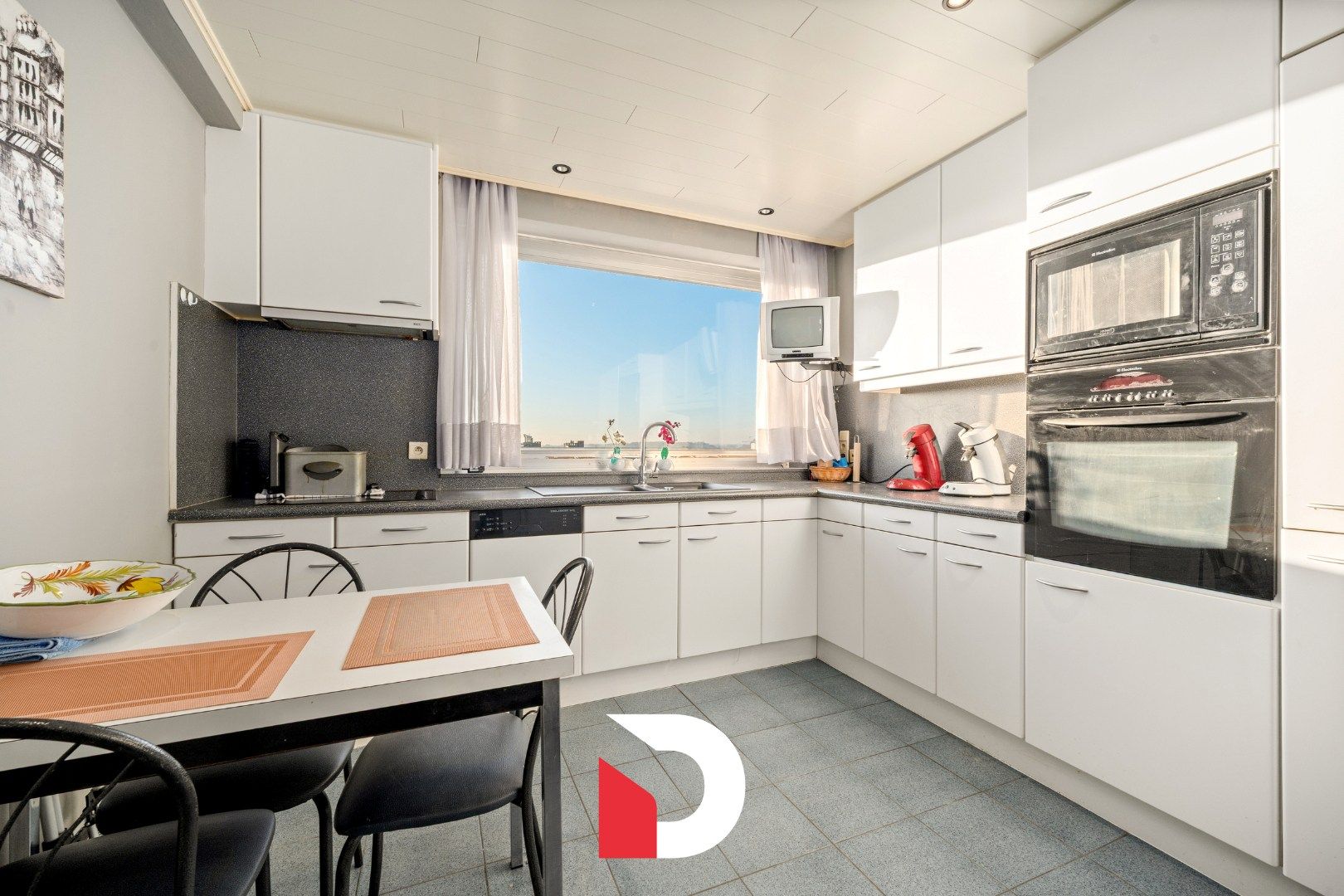 Aangenaam en lichtrijk app. op 6de verdiep met 2 slk.'ers op een toplocatie nabij het centrum van Brugge. foto 6