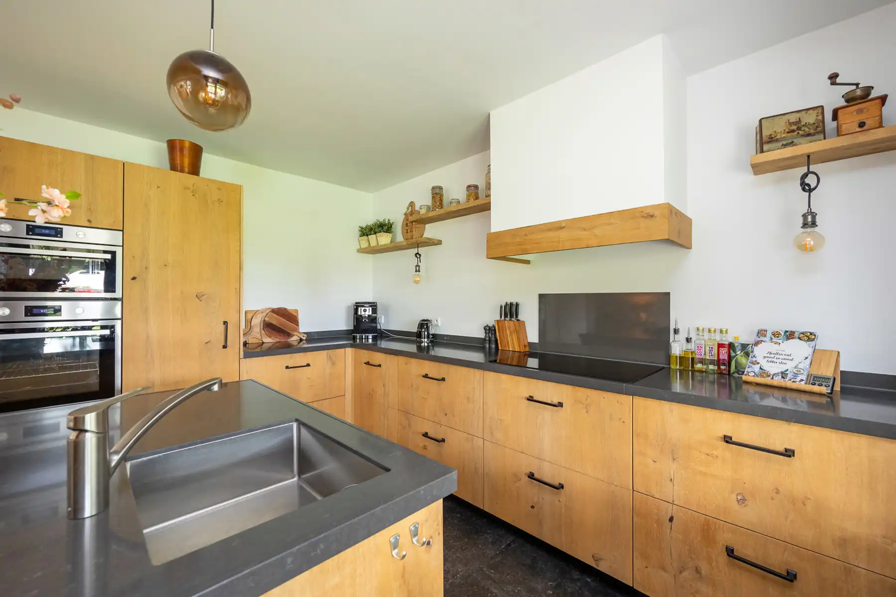 Gerenoveerde gezinswoning met zonrijke tuin op ca 1.081 m². foto 13