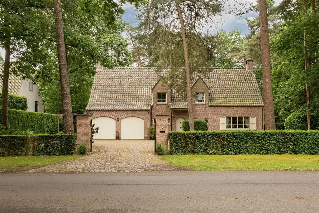 Klassieke villa op 2.233m² met zuid-georiënteerde tuin foto {{pictureIndex}}
