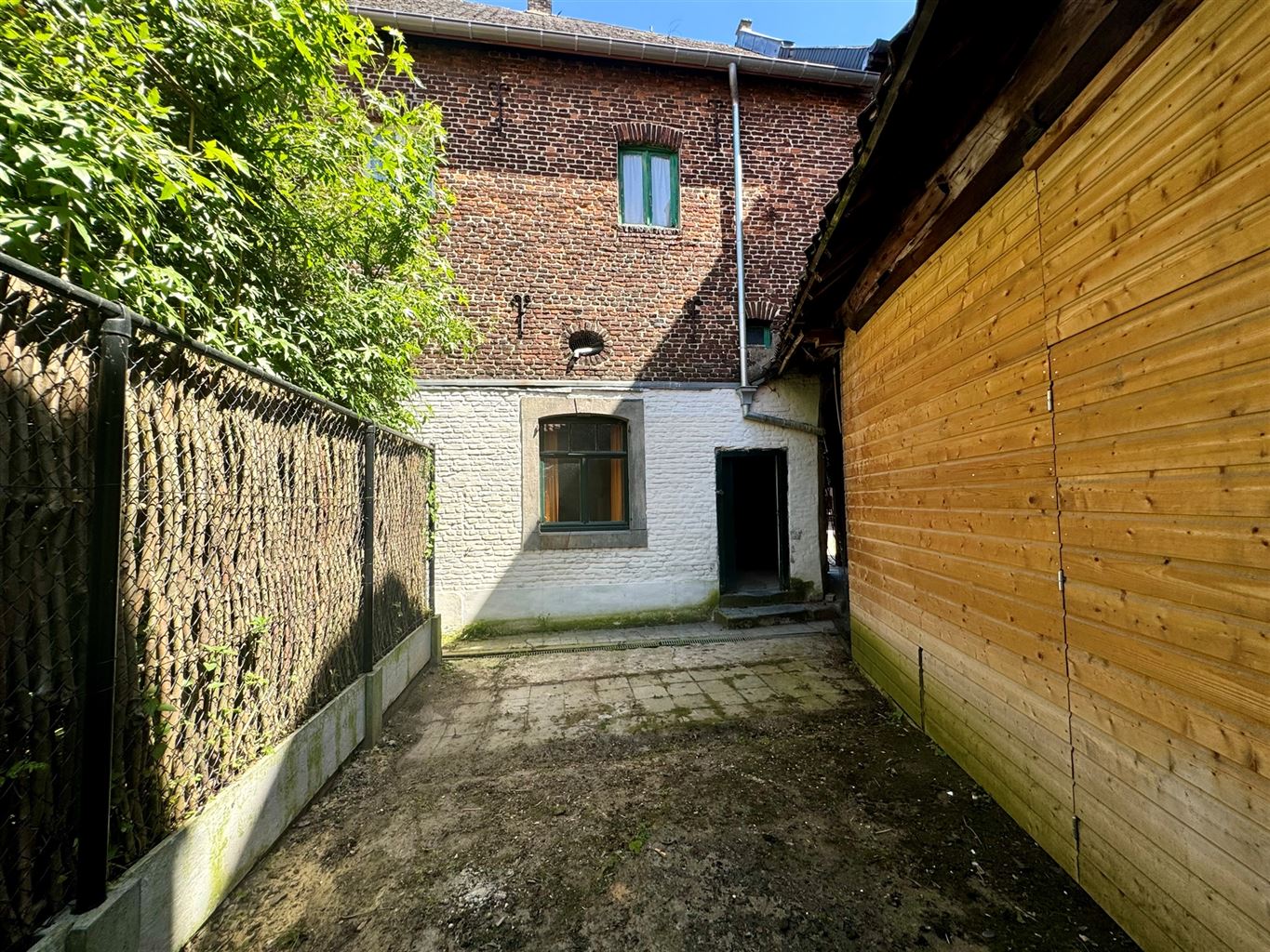 Unieke historische stadshoeve in Maasstijl gelegen "in den hoek" op de Pelserstraat, in het centrum van Maaseik.  foto 21