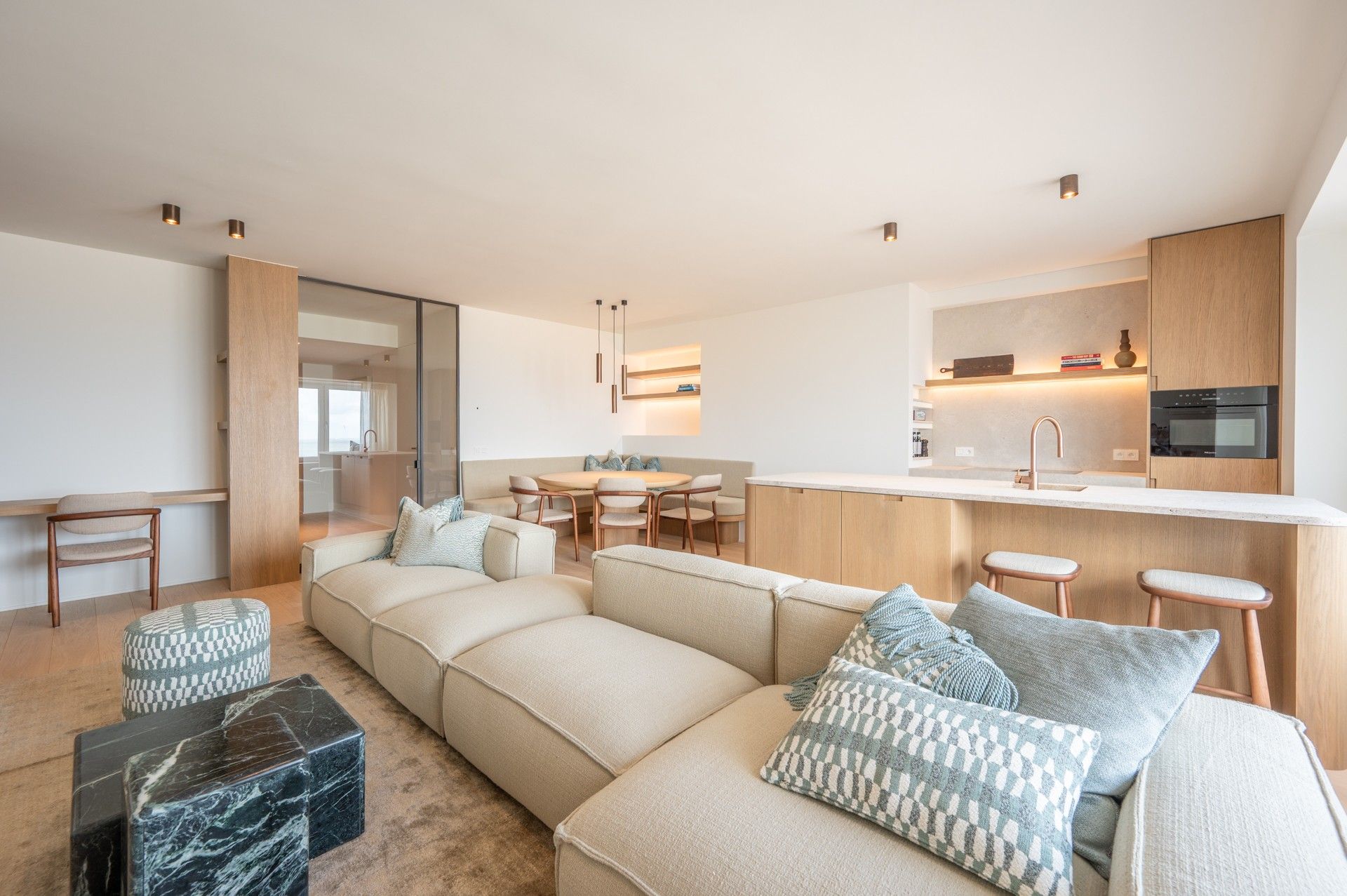 Gemeubeld: verfijnd gerenoveerd appartement op de zeedijk vlakbij het Rubensplein te Knokke! foto 11