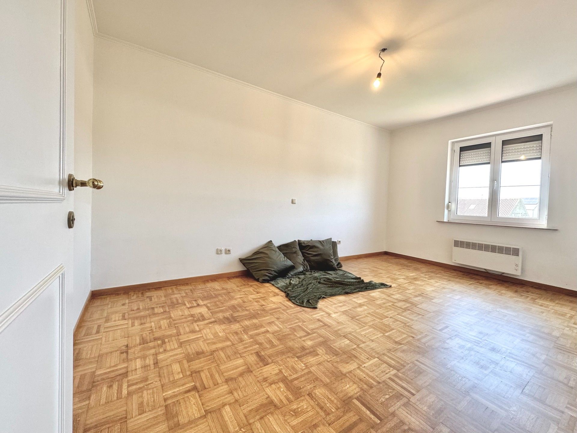 INSTAPKLARE WONING MET 3 SLPKS, TUIN & DUBBELE GARAGE foto 21