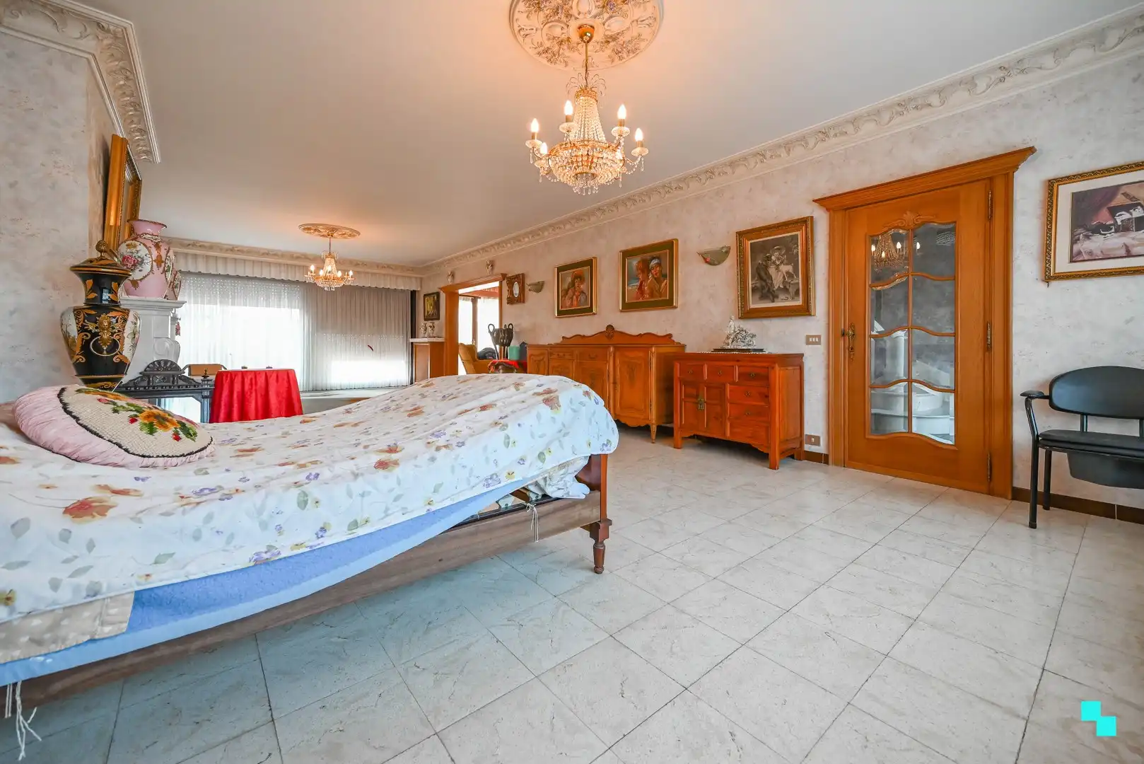 Karaktervolle woning met riante woonoppervlakte (267 m²) en tuin in Izegem foto 7