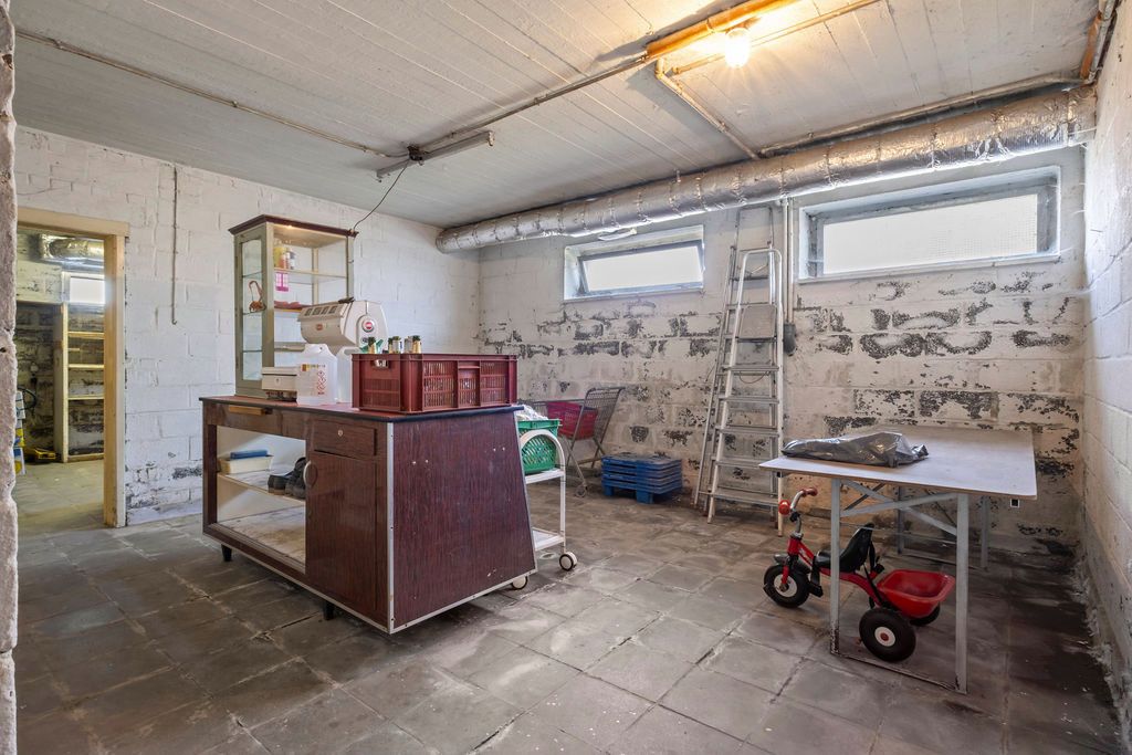 Ruime volledig onderkelderde woning foto 15