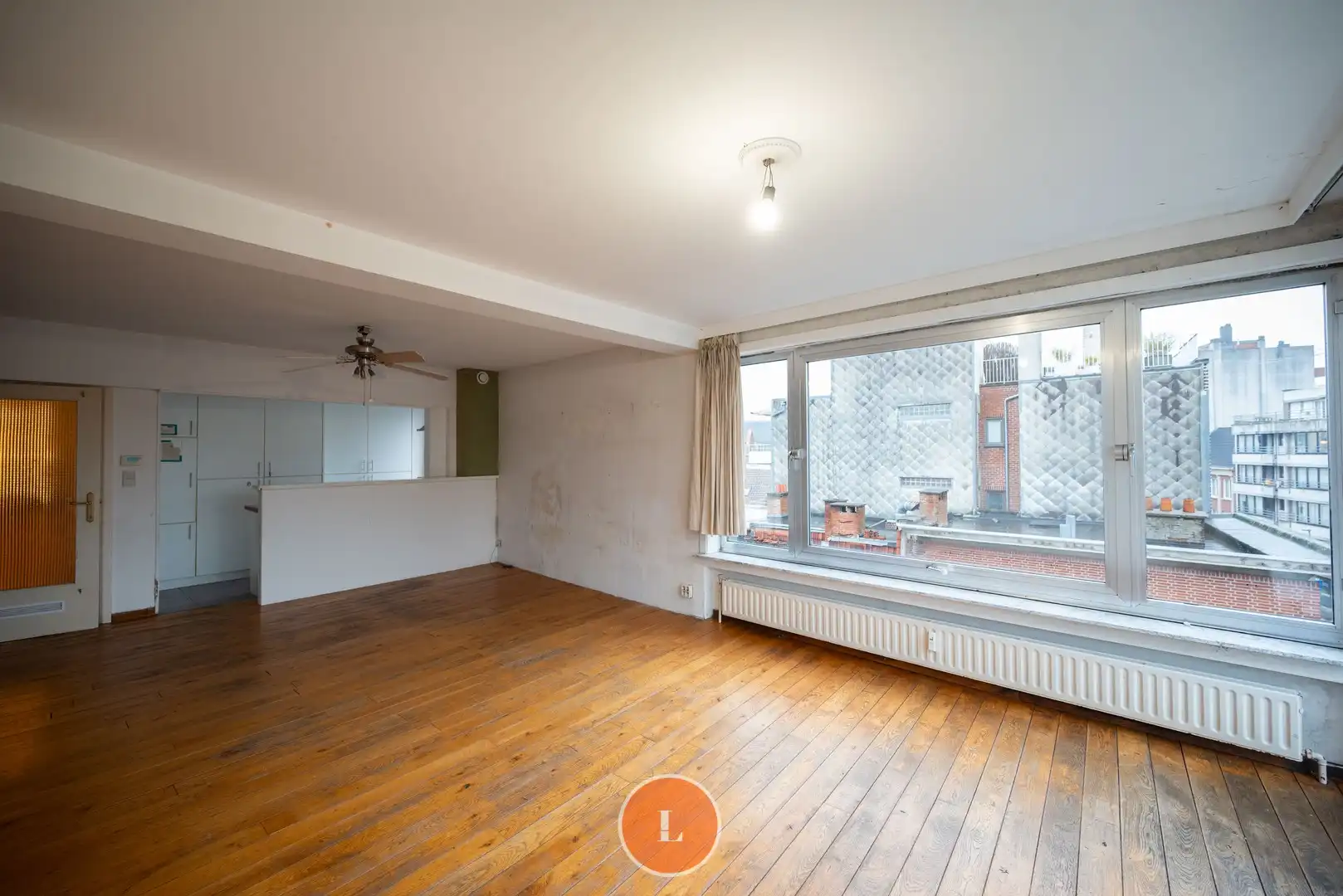 Op te frissen appartement te Kortrijk met 3 slaapkamers. foto 3