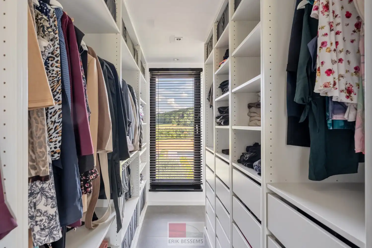Op een royaal perceel van circa 910 m² ligt deze moderne en energiezuinige woning van circa 177 m² bewoonbare oppervlakte, met een weids panorama over het Limburgse Heuvelland. foto 26