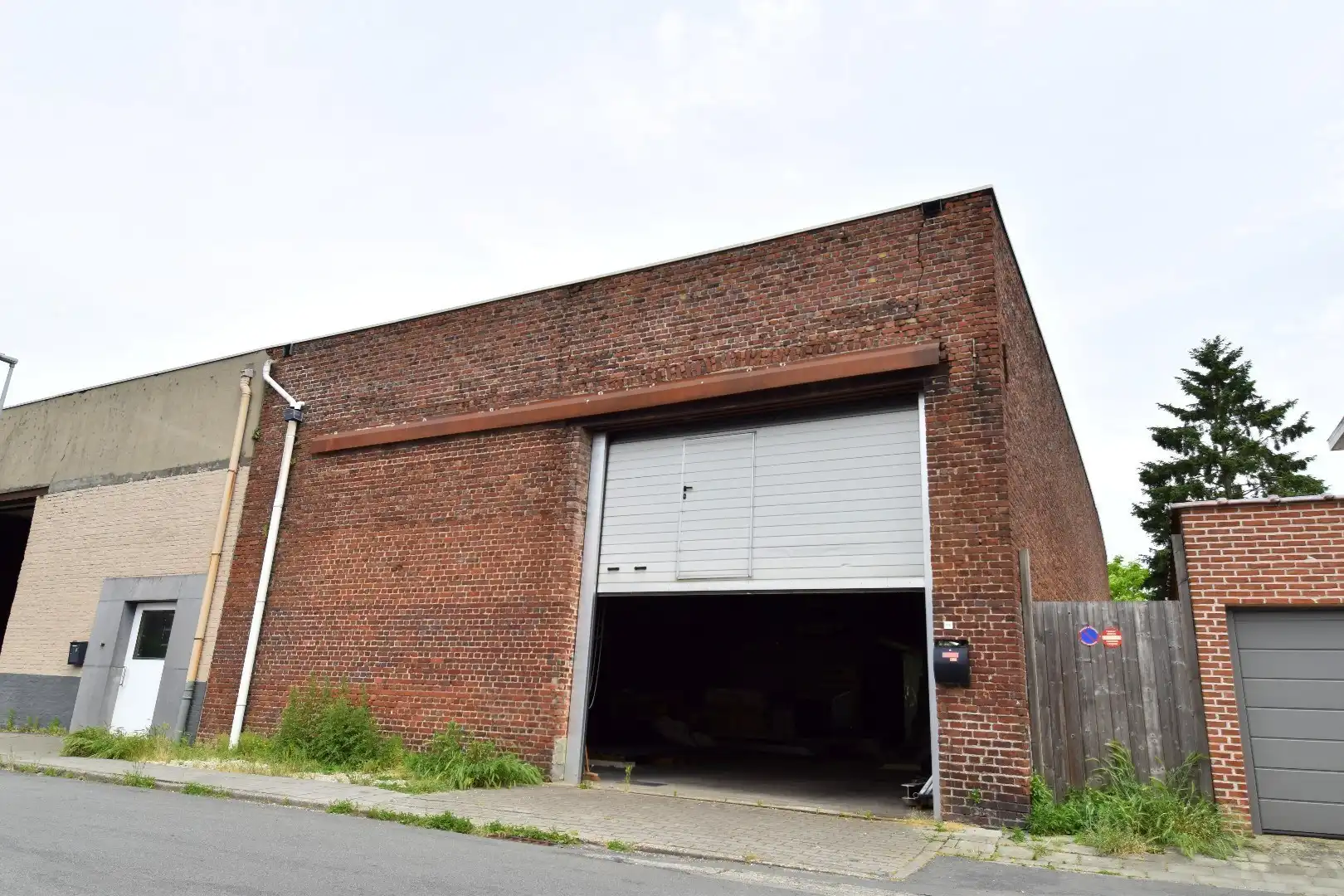 Interessante opbrengsteigendom (204m² kantoor + 3 appartementen + garages/parkings + 295m² loods) op toplocatie in Bissegem foto 6