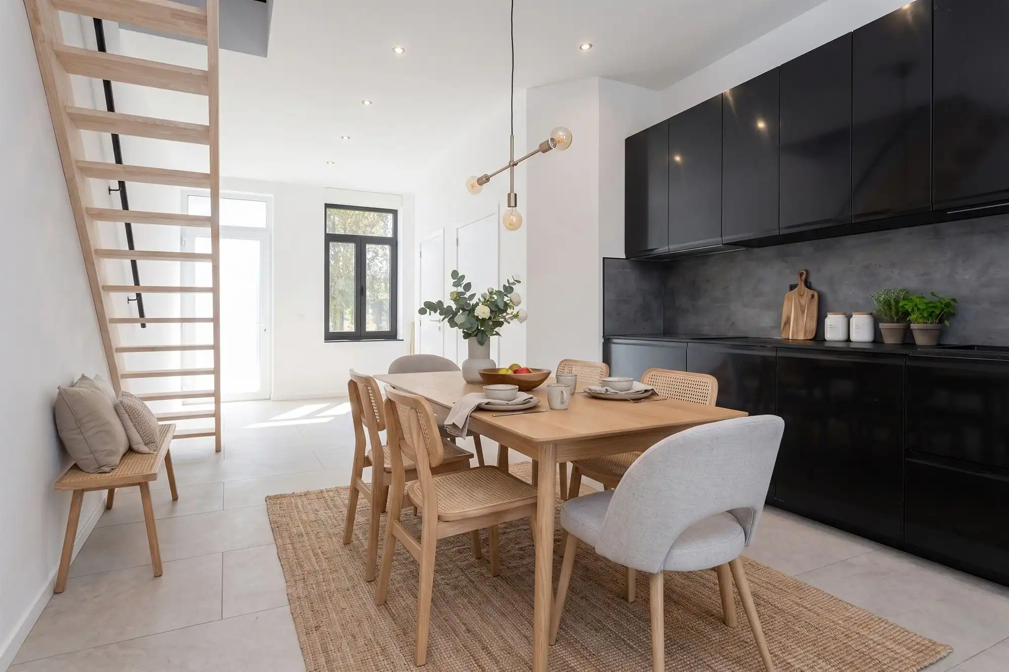 Gerenoveerde woning met oprit en zeer grote tuin foto 2